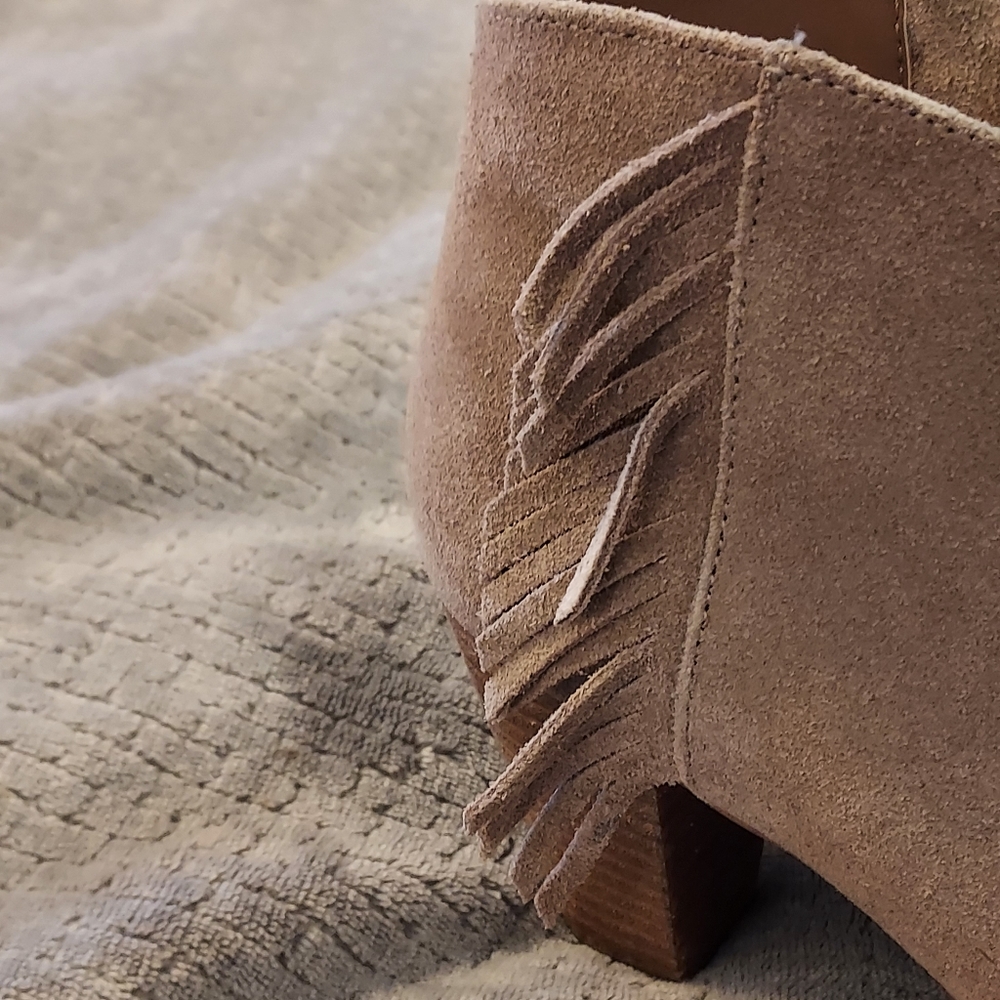 Tahari Camila Booties Suede Tan Beige Fringe Western 8 Boho Festival - Picture 9 of 14